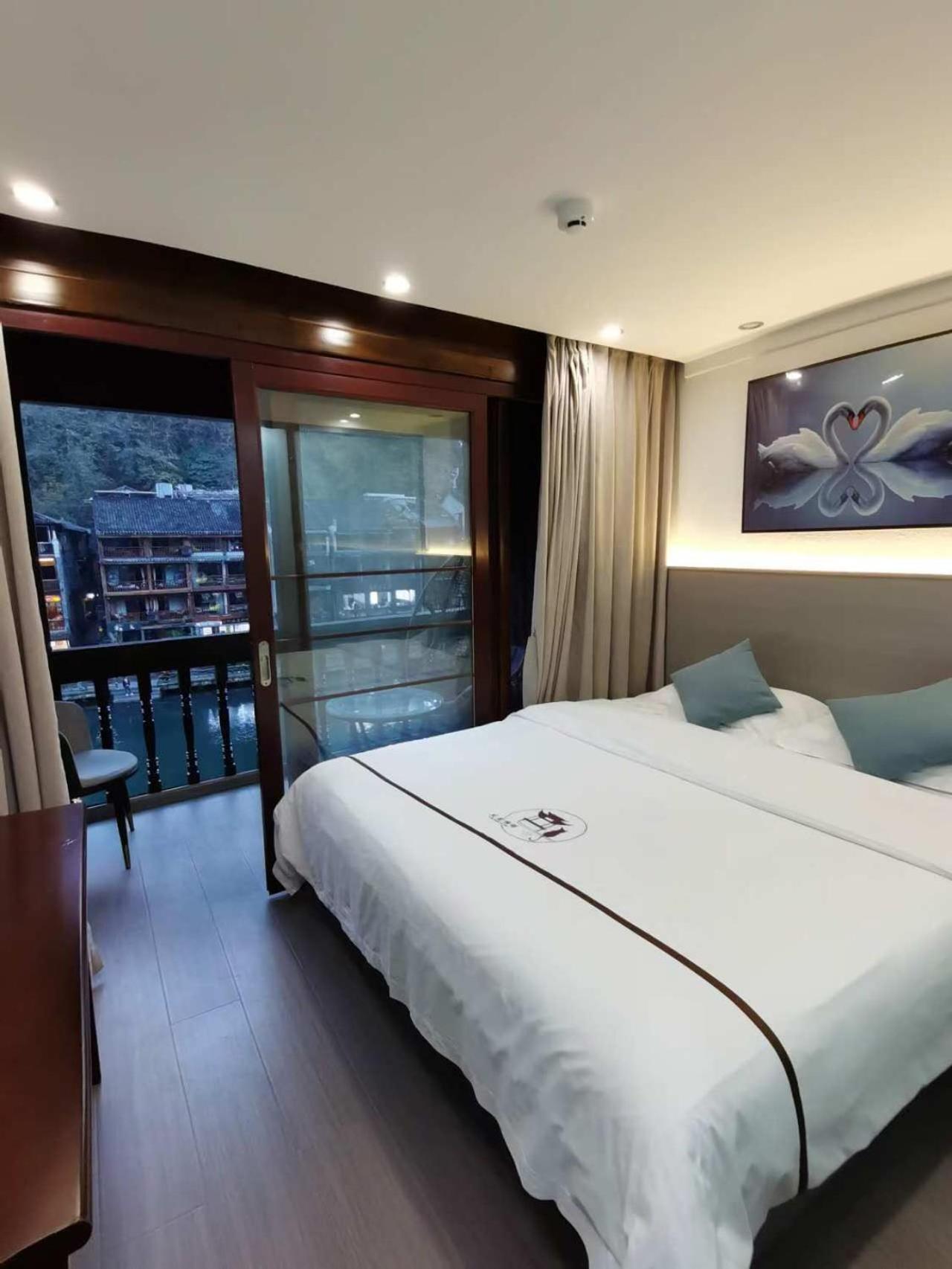 Fenghuang Ancient Town Lazy Cat Riverside Inn Exteriör bild